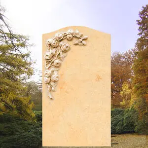 Corianda Grabdenkmal mit Rosenblüten