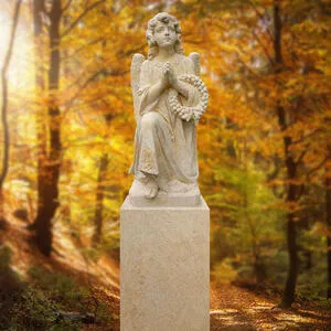 Antiker Engelgrabstein aus Sandstein für eine Einzelgrabstätte