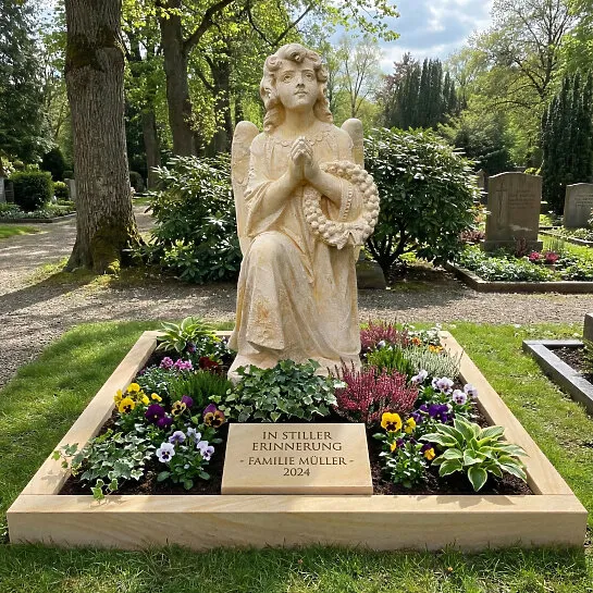 Antiker Engelgrabstein für ein Urnengrab aus Sandstein - Kalina (Detailansicht) 