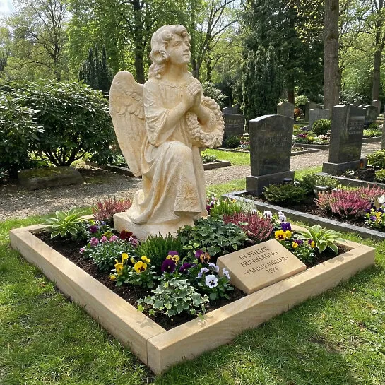 Antiker Engelgrabstein für ein Urnengrab aus Sandstein - Kalina (Detailansicht) 