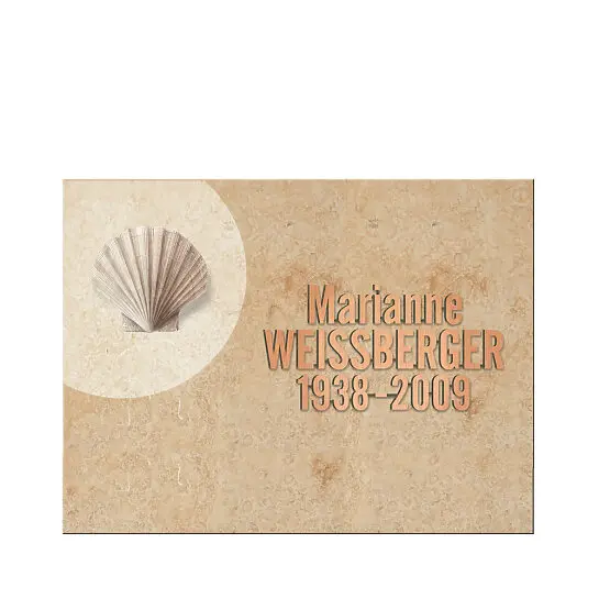 Jakobsmuschel – Besondere Gedenkplatte Urnengrab in Kalkstein mit Jakobsmuschel & Gravur