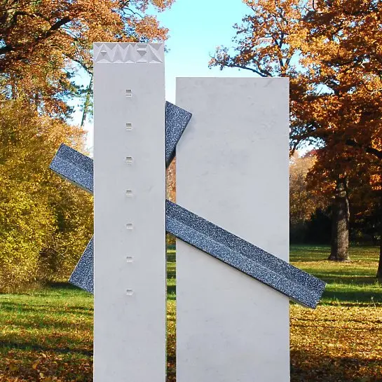 Carso – Besonderer Urnenstein Kalkstein Kreuz Design