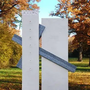 Carso Besonderer Urnenstein Kalkstein Kreuz Design