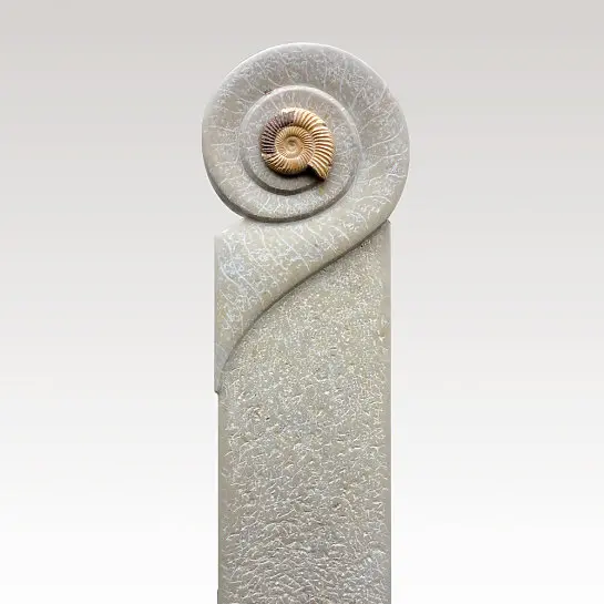 Tadema – Besonderes Grabdenkmal für ein Urnengrab mit Fossil in einer Spirale