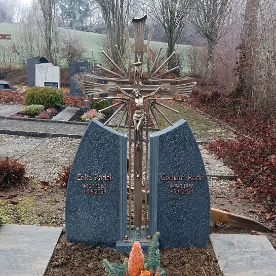 Bronze Grabkreuz mit Urnengrabstein Granit - Ephraim Lucca (Detailansicht) 