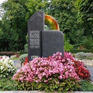 Migana Denkmal Grab mit Vogel & Buntem Glas