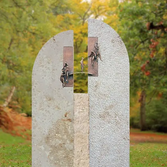 Bisegan Vallis – Doppelgrab Grabstein mit Bronze Ornament - Brücke