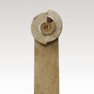Amadeo Doppelgrab Naturstein mit Fossilien Ornament vom Steinmetz