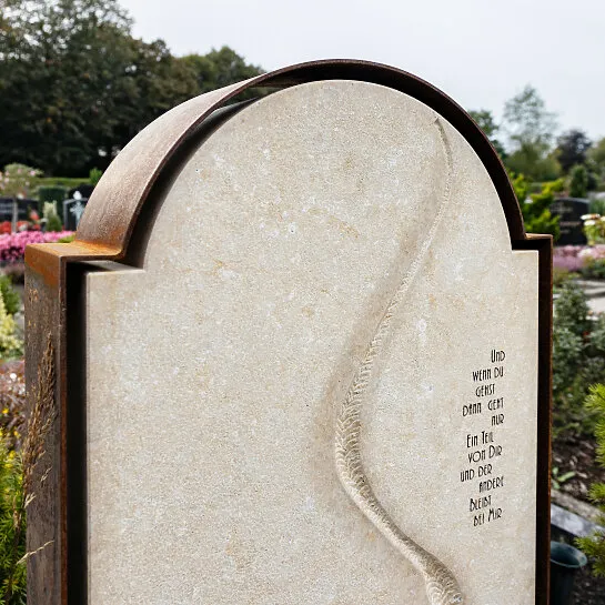 Doppelgrabstein mit Lebenslinie und Rahmen aus Cortenstahl - Pisano Corte (Detailansicht) 