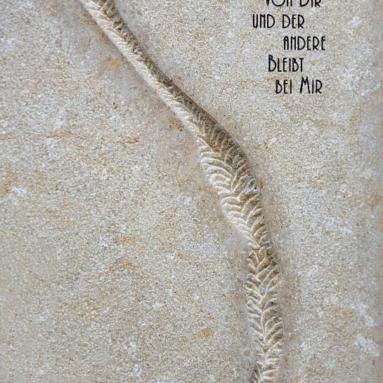 Doppelgrabstein mit Lebenslinie und Rahmen aus Cortenstahl - Pisano Corte (Detailansicht) 