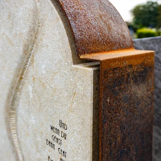 Doppelgrabstein mit Lebenslinie und Rahmen aus Cortenstahl - Pisano Corte (Detailansicht) 