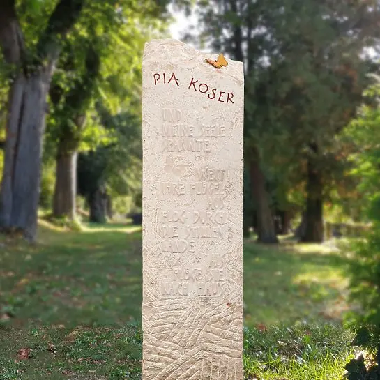 Bondeville – Doppelgrabstein Stele mit Schmetterling aus Bronze