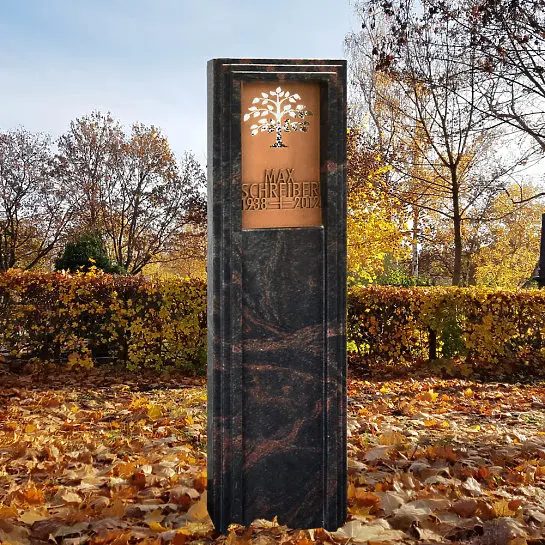 Lucus Nigra – Dunkle Granit Grabstele für Ein Kindergrab mit Lebensbaum Ornament aus Bronze