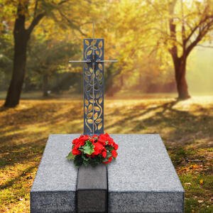 Avellino Cruzis Dunkle Granit Urnengrab Liegeplatte mit Grabkreuz in Bronze