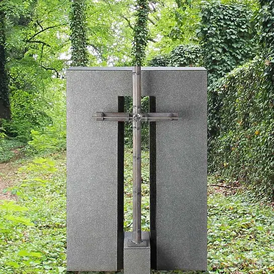 Agostino Duplo – Dunkler Granit Doppelgrabstein mit Bronze Grabkreuz