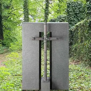 Agostino Duplo Dunkler Granit Doppelgrabstein mit Bronze Grabkreuz