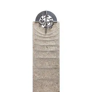 Levanto Cruzis Einzelgrab Grabstein Muschelkalk mit Kreuz Symbol Bronze