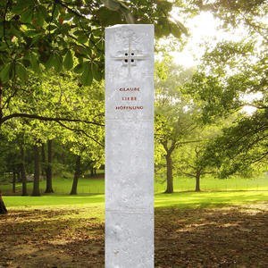 Credo Einzelgrab Grabstele Naturstein mit Kreuz