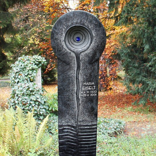 Piave – Einzelgrabmal Granit schwarz vom Bildhauer mit Intarsie