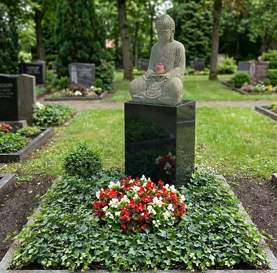 Einzelgrabstein buddhistisch aus Granit & Basanit - Teratei (Detailansicht) 