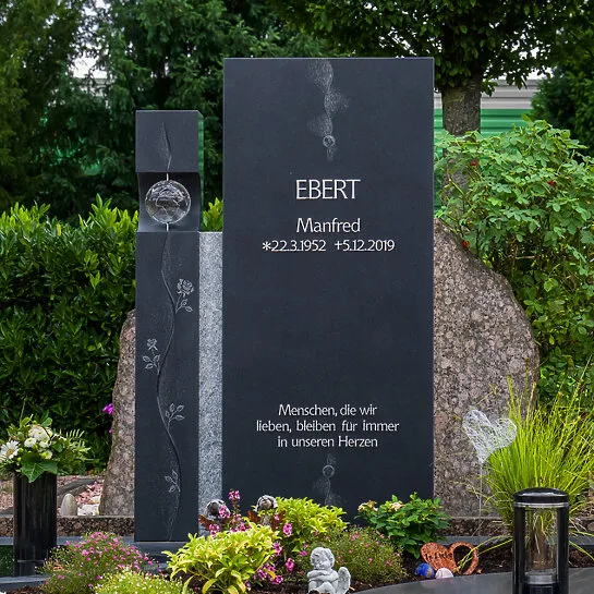 Terra Contursi – Einzelgrabstein Granit Schwarz mit Glas & Blumen