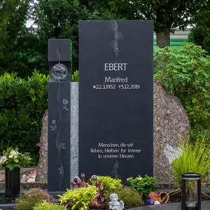 Terra Contursi Einzelgrabstein Granit Schwarz mit Glas & Blumen