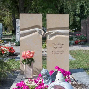 Michelangelo Doppio Einzelgrabstein zweigeteilt mit Michelangelo Händen in Kalkstein