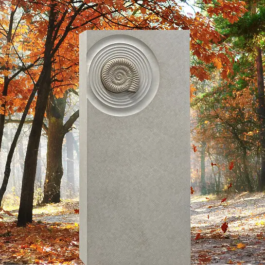 Cephalos – Einzigartiger Urnengrab Grabstein aus Kalkstein mit Ammonit
