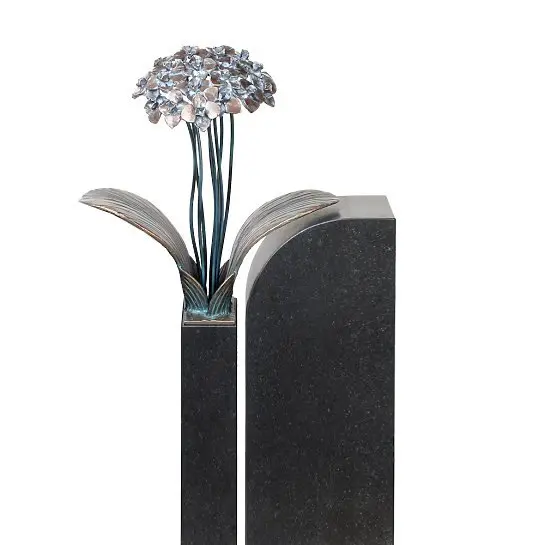 Tivoli Uno – Floraler Bronze / Granit Grabstein für Ein Doppelgrab mit Blume