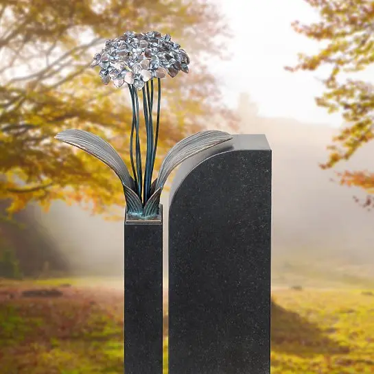 Tivoli Uno – Floraler Bronze / Granit Grabstein für Ein Einzelgrab mit Blume