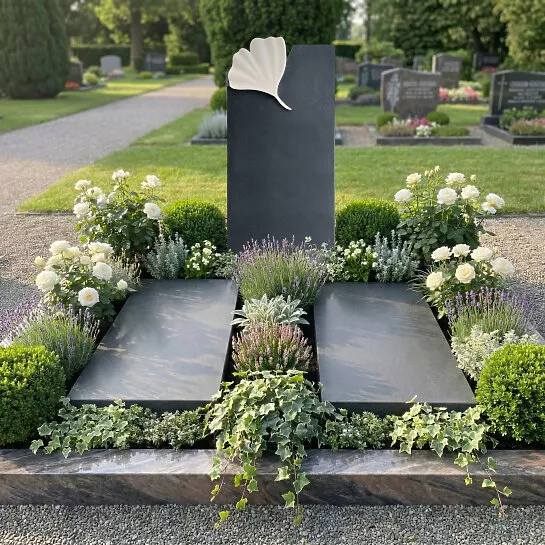 Gingkoblatt Doppelgrabstein in hell-dunkel Granit & Marmor - Gingko Vivare (Detailansicht) 