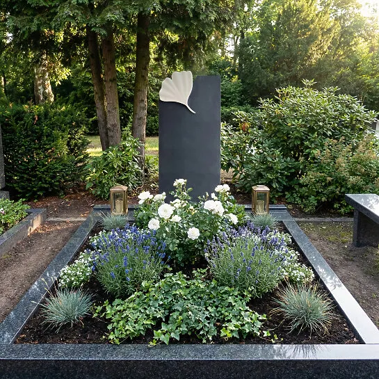 Gingkoblatt Doppelgrabstein in hell-dunkel Granit & Marmor - Gingko Vivare (Detailansicht) 