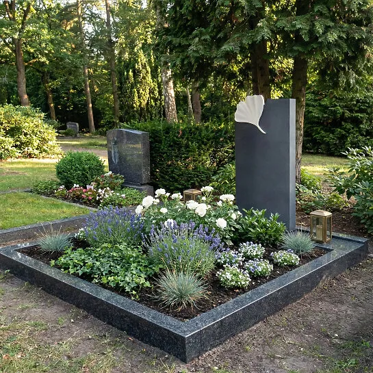 Gingkoblatt Doppelgrabstein in hell-dunkel Granit & Marmor - Gingko Vivare (Detailansicht) 