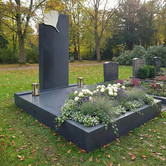 Gingkoblatt Doppelgrabstein in hell-dunkel Granit & Marmor - Gingko Vivare (Detailansicht) 