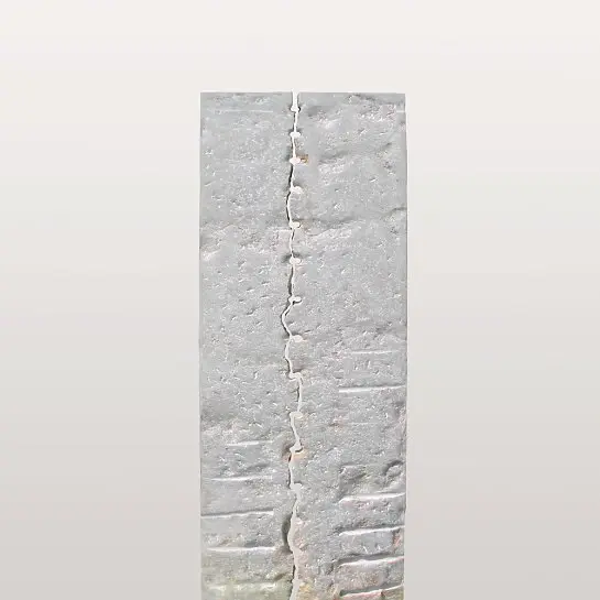 Caserta – Grabdenkmal Naturstein vom Steinmetz mit Riss