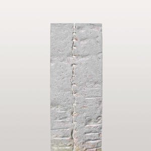 Caserta Grabdenkmal Naturstein vom Steinmetz mit Riss