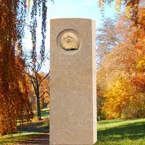 Memoria Cortus Grabmalfür für ein Einzelgrab mit Ammonit