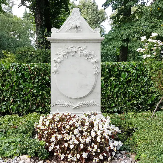 Marguerite – Grabmal Marmor Weiss mit Blumen Kaufen
