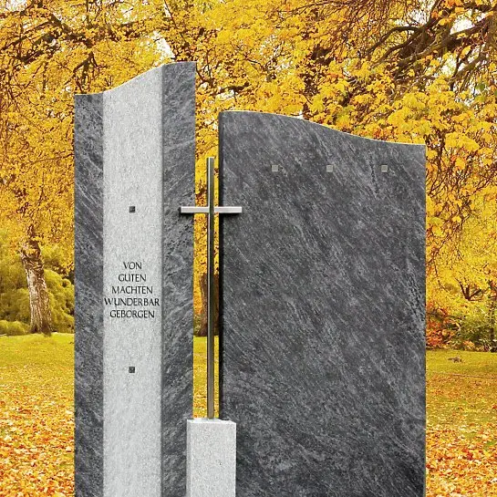 Bonifacio – Grabmal mit Kreuz für Doppelgrab