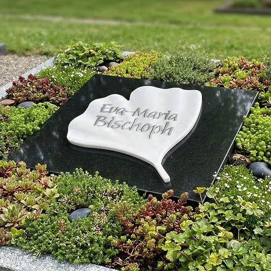 Grabplatte Urnengrab modern mit Gingko Blatt in Granit & Marmor - Goethes Gingko (Detailansicht) 