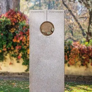 Raphael Vivere Grabstein aus Granit Aurora mit Floraler Bronze Schrifttafel