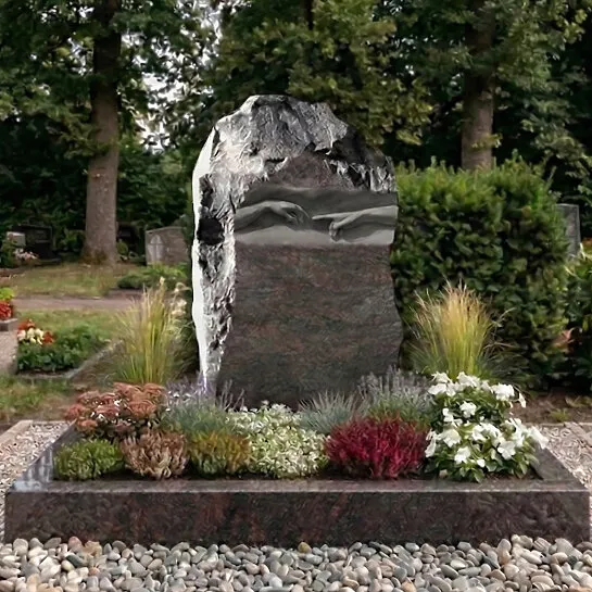 Grabstein - Berührende Hände - Michelangelo Rustikal (Detailansicht) 