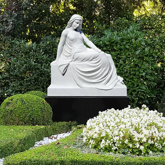 Sofia – Grabstein Doppelgrab Granit mit Frauen Skulptur aus Marmor