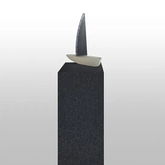 Vela Navos – Grabstein Einzelgrab Granit Stehend mit Boot Figur