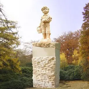 Janosch Kindergrabmal mit Jungenskulptur