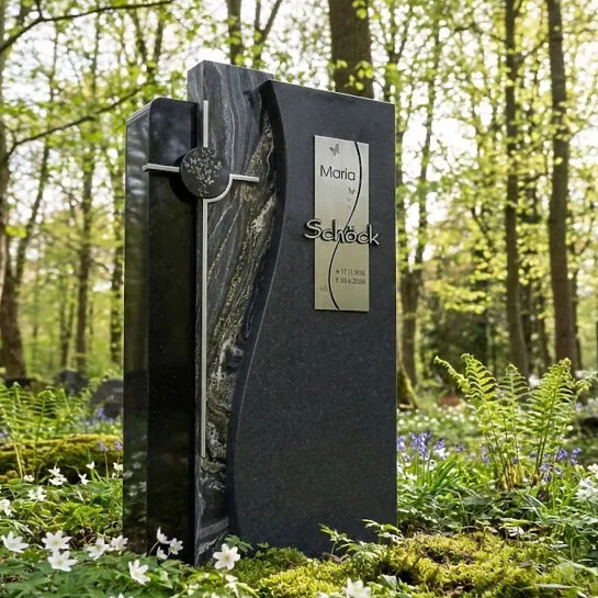 Grabstein für ein Urnengrab in dunklem Granit mit modernem Edelstahlkreuz - Sacra (Detailansicht) 