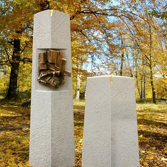 Messia – Grabstein Kalkstein Zweiteilig mit Bronze Figur Christus