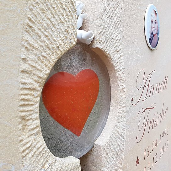 Stilvoller Grabstein Lubliana Mit Herz Glaseinsatz Eigene Herstellung Aufbau Service Jetzt Grabstein Online Bestellen Bei Stilvolle Grabsteine De