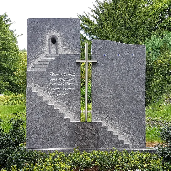 Porto – Grabstein mit Treppe & Edelstahl Kreuz für ein Einzelgrab