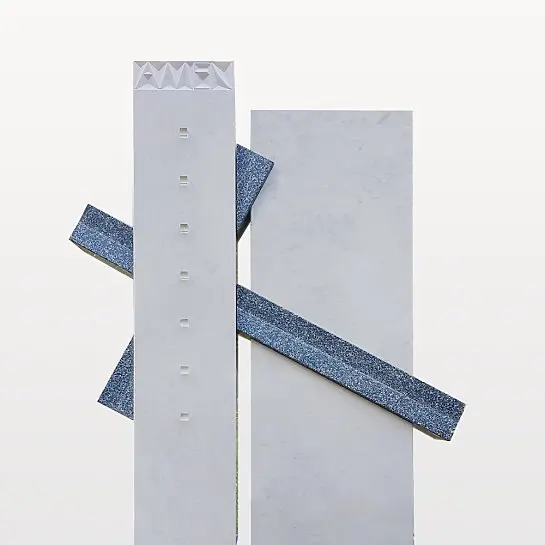 Carso – Grabstein Naturstein Modern mit Kreuz Gestaltung